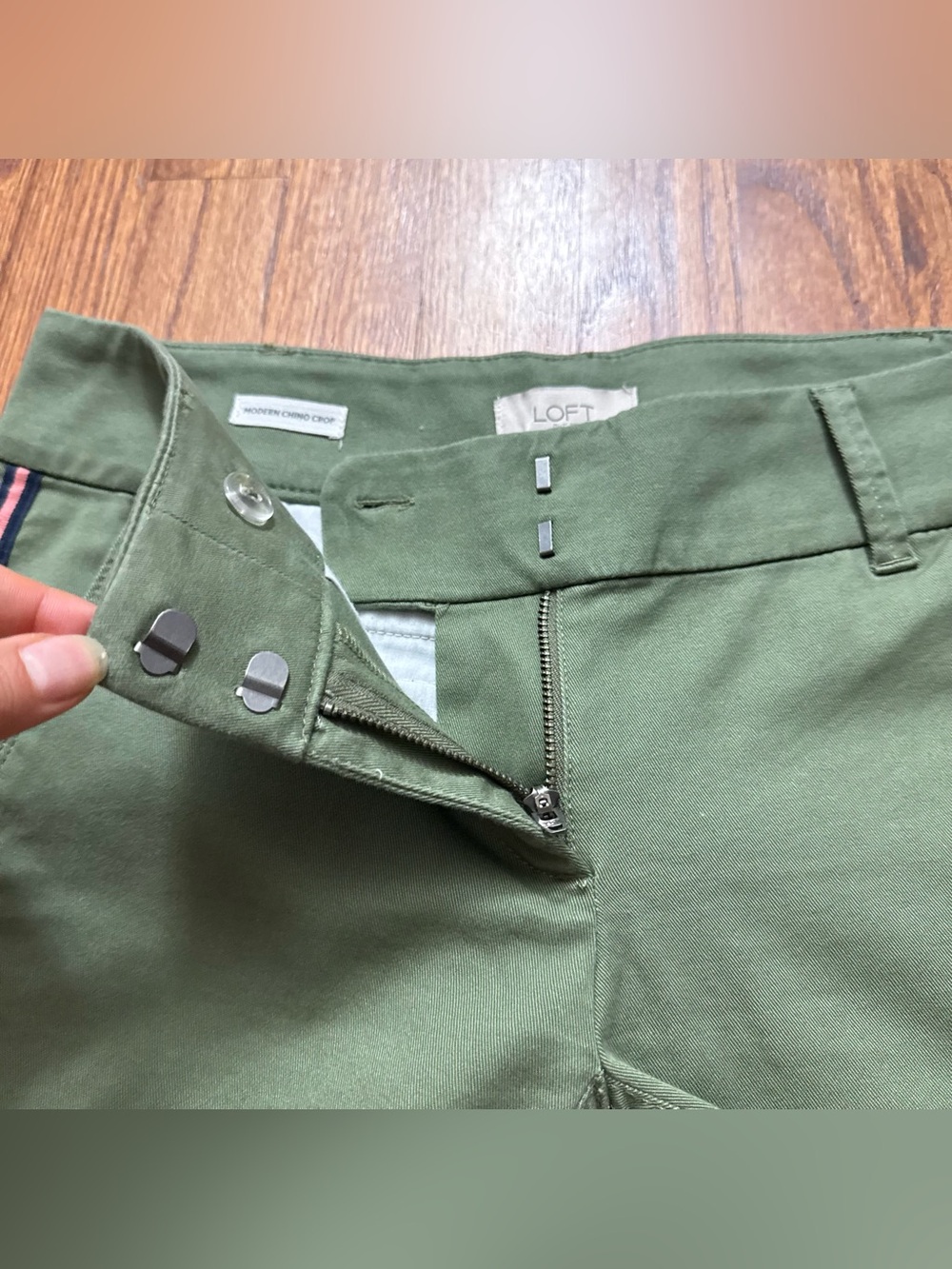 LOFT Modern Chino Crop pants in Olive Green with Side Stripes size 0 - Picture 4 of 12
